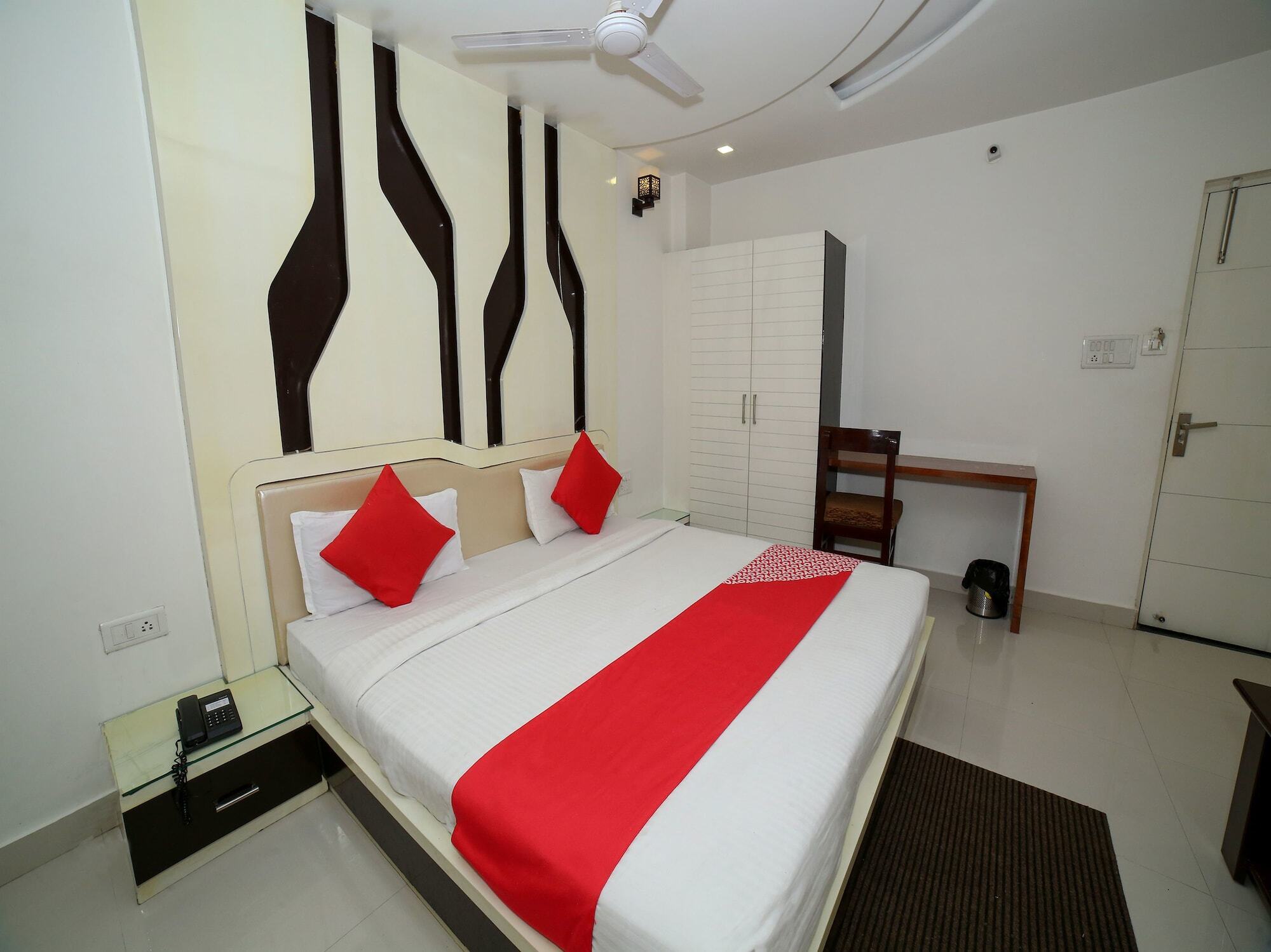 Oyo 7367 Hotel Dessert Palm Gwalior Exteriör bild