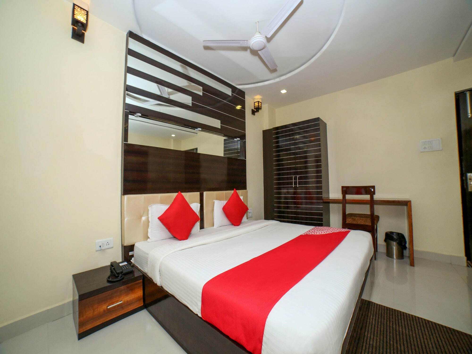 Oyo 7367 Hotel Dessert Palm Gwalior Exteriör bild